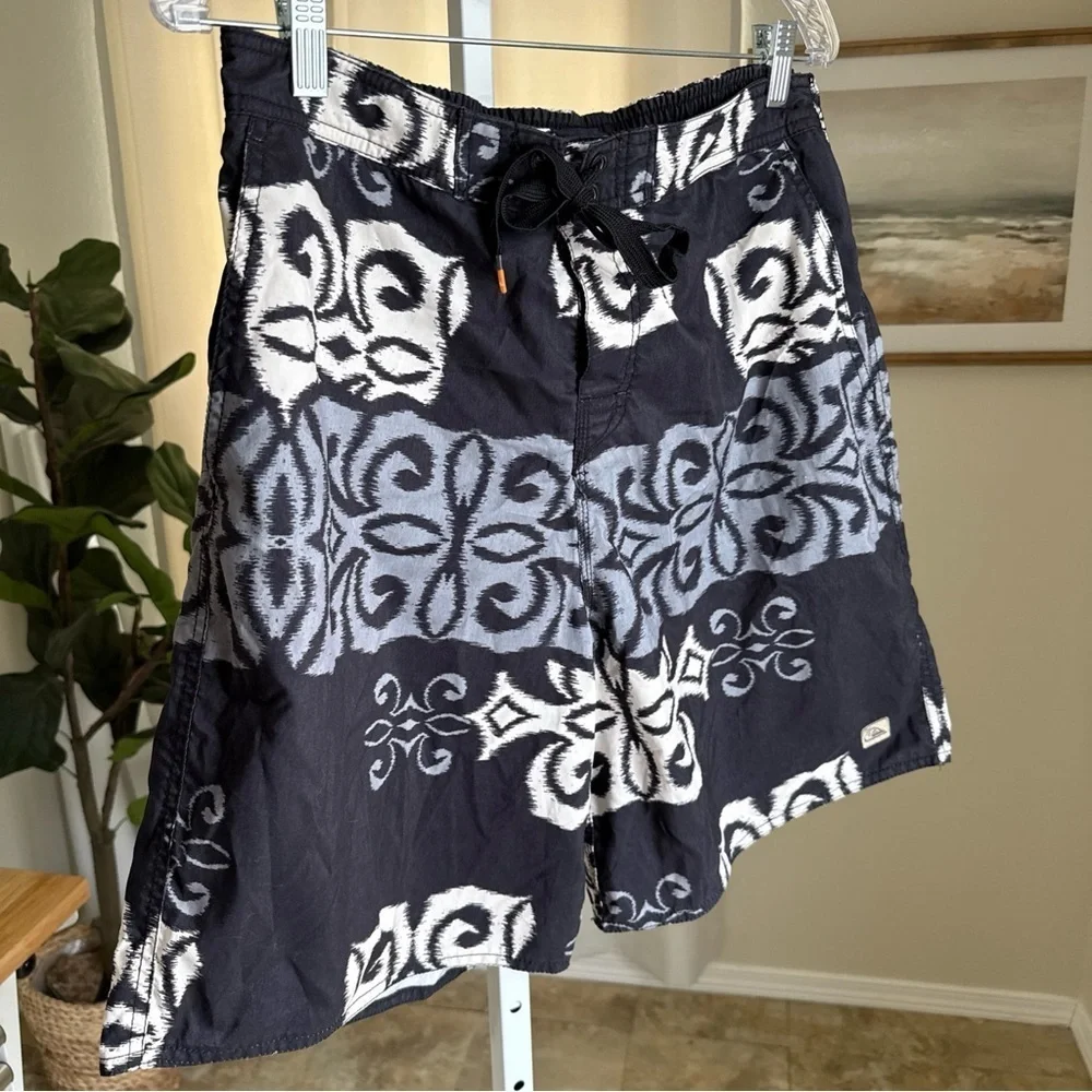 Quiksilver Men’s Size Large swim trunks TIKI board shorts BLACK elastic